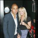Emma Bunton, très amoureuse, porte une chemise déboutonnée... c'est sexy mais il y a bien pire !