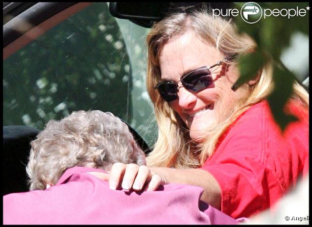 Debbie Rowe rend visite à une amie, à Palmdale, le 3 juillet 2009. Elle affiche un message très explicite !