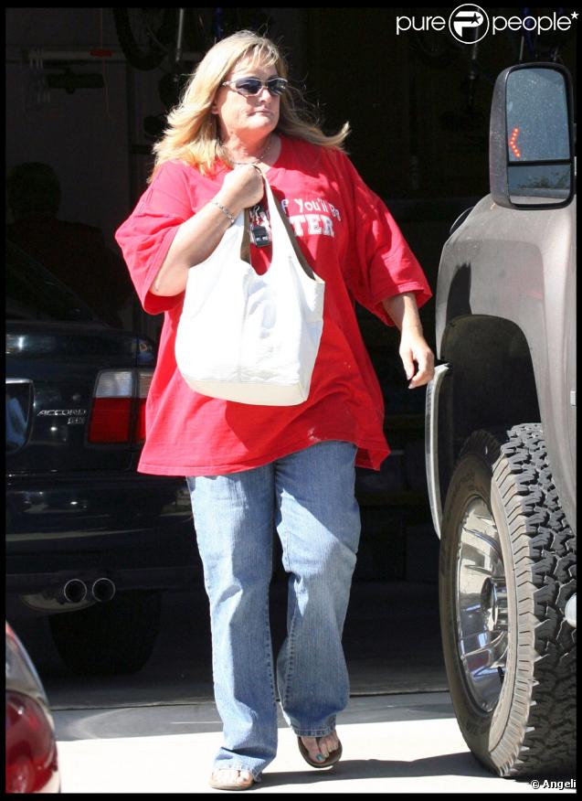 Debbie Rowe rend visite à une amie, à Palmdale, le 3 juillet 2009. Elle affiche un message très explicite !