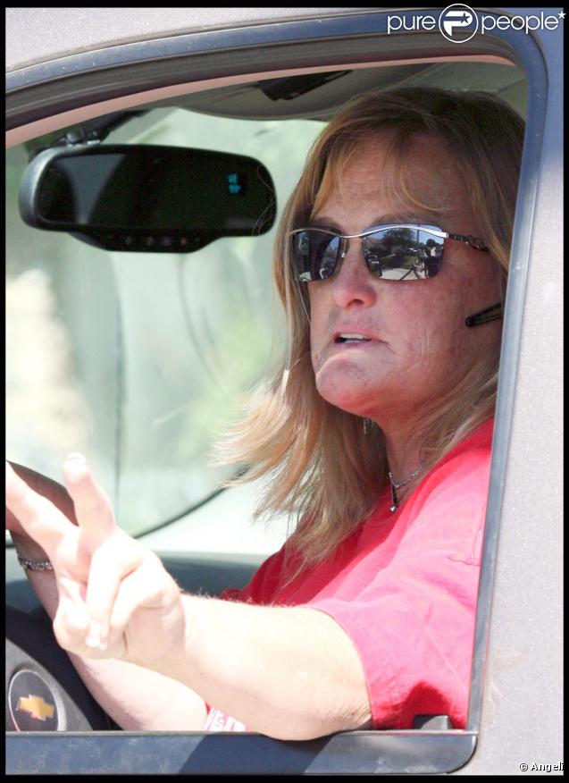 Debbie Rowe rend visite à une amie, à Palmdale, le 3 juillet 2009. Elle affiche un message très explicite !