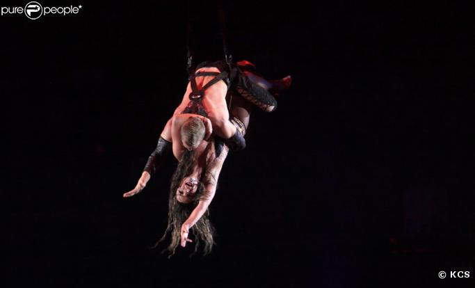 Britney Spears lors de son premier concert à Bercy le 4 juillet 2009 n'hésite pas à s'envoyer en l'air en public. Le public était ravi!