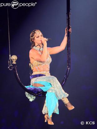 Britney Spears lors de son premier concert à Bercy le 4 juillet 2009 suspendue dans les airs avec sa tenue un peu trop serrée..