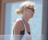 Charlize Theron fête le 4 juillet avec ses amis dans sa maison de Malibu.