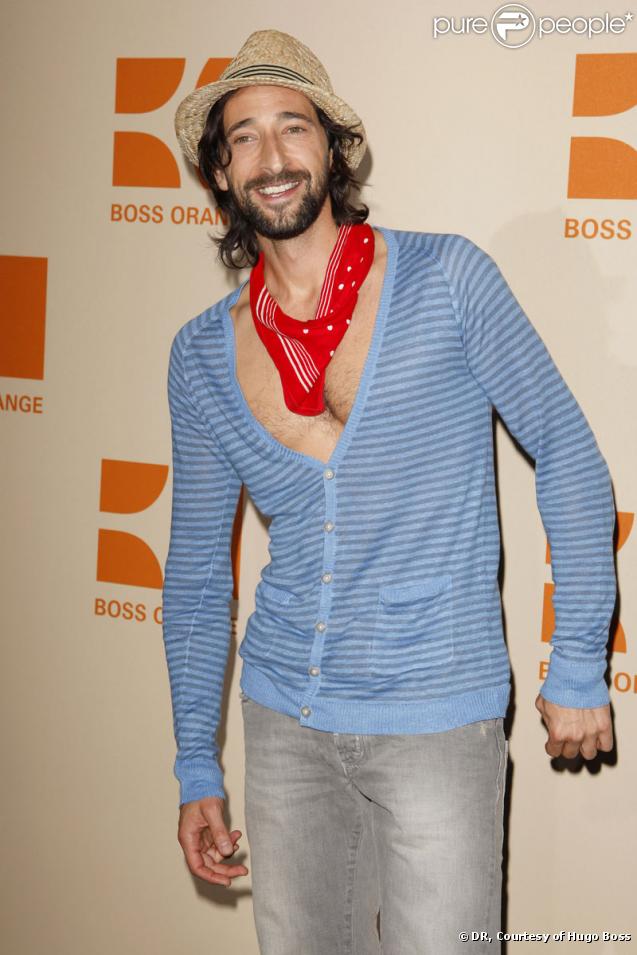 Adrien Brody lors du défilé Boss Orange de la maison Hugo Boss à Berlin le 2 juillet 2009