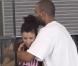 Eva Longoria et Tony Parker à l'aéroport n'hésitent pas à se faire un petit câlin 