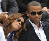 Eva Longoria et Tony Parker à Roland-Garros le 7 juin 2009. Eva sait qu'elle peut compter sur une épaule confortable quand elle a un petit coup de fatigue... 