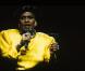 Miriam Makeba en concert. Elle chante son titre qui l'a fait connaitre Pata Pata