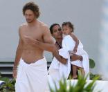 Halle Berry, son fiancé Gabriel Aubry et leur petite fille Nahla à Miami. 07/07/09