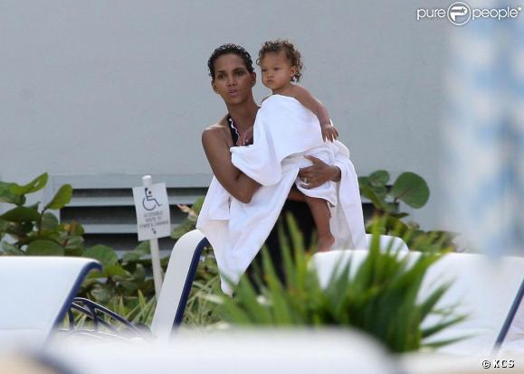 Halle Berry, son fiancé Gabriel Aubry et leur petite fille Nahla à Miami. 07/07/09