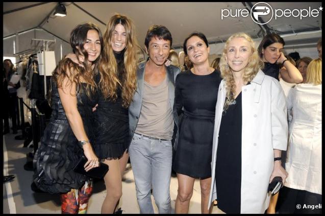Maria Grazia Chuiri et Pier Paolo Piccioli entourés et félicités par Bianca, Delfina et Franca Sozzani (rédactrice en chef de Vogue Italie) après le defilé Valentino à Paris, le 8 juillet 2009 