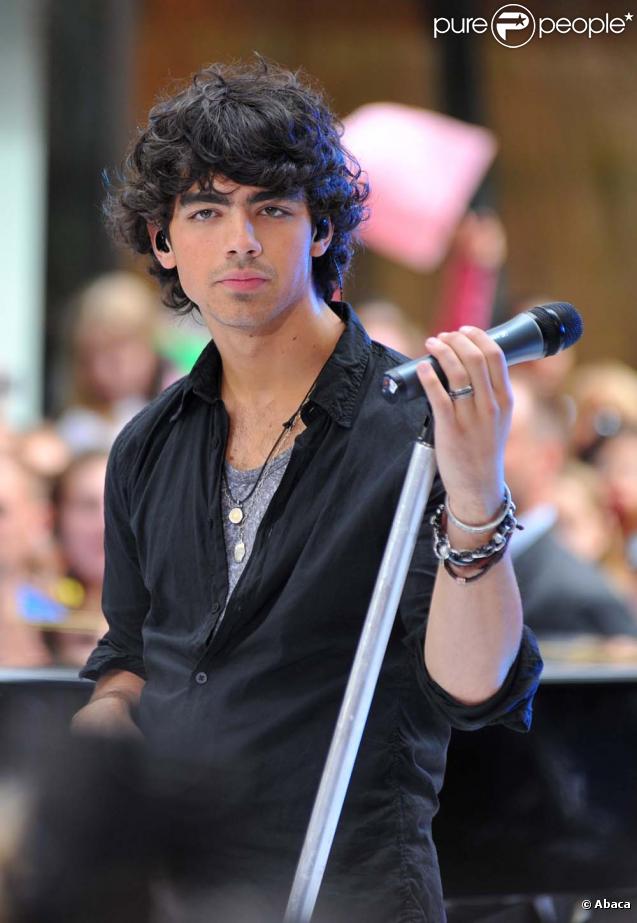http://static1.purepeople.com/articles/8/35/33/8/@/246797-joe-jonas-des-jonas-brothers-637x0-3.jpg