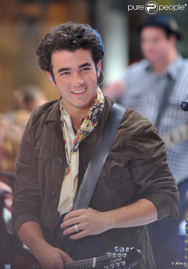 http://static1.purepeople.com/articles/8/35/33/8/@/246798-kevin-jonas-des-jonas-brothers-637x0-3.jpg