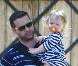 Jason Priestley et sa fille Ava en mai 2009 