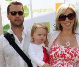 Jason Priestley avec sa femme Naomi et leur fille Ava en mai 2009 