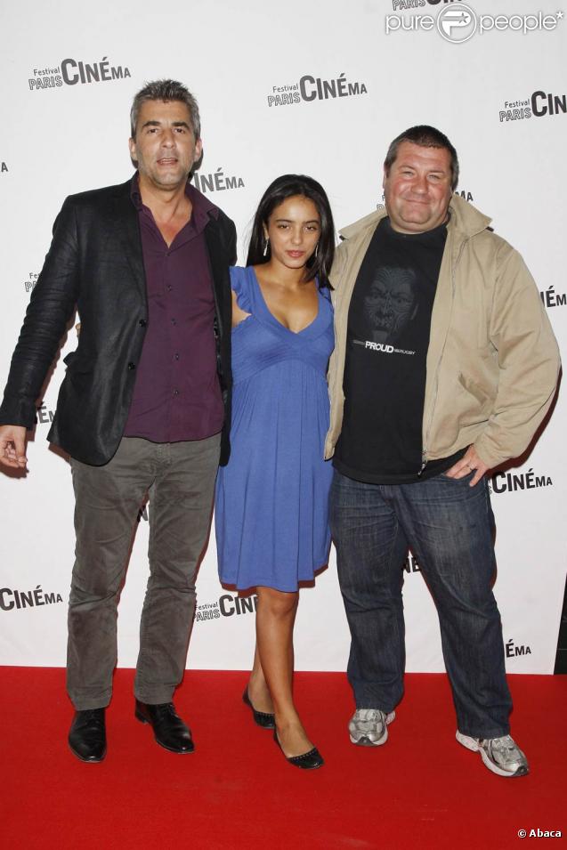 Hafsia Herzi, entourée par Alain Guiraudie et Ludovic Berthillot, lors de la présentation du Roi de l'évasion au festival Paris Cinéma, le 10 juillet 2009