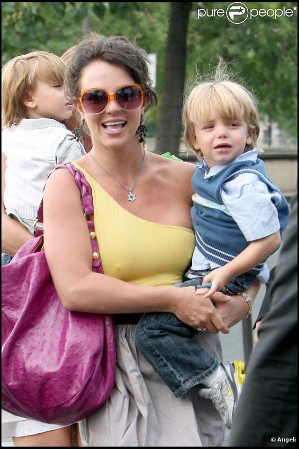 Britney Spears se balade dans Paris avec ses fils à Paris le 7 juillet