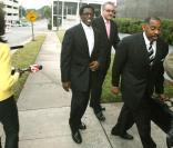 Wesley Snipes 'jovial' à la sortie du tribunal qui le juge pour évasion fiscale