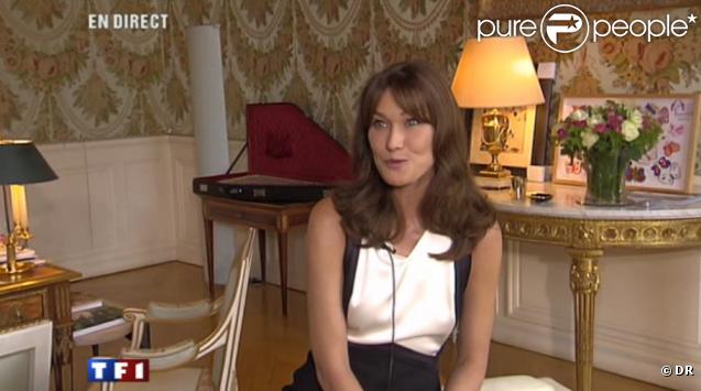 Carla Bruni reçoit Jean-Claude Narcy dans son bureau de l'Elysée, juste avant la garden party.