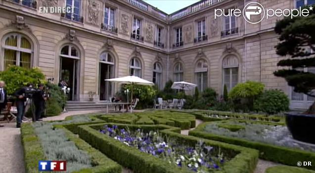 Carla Bruni reçoit Jean-Claude Narcy dans son bureau de l'Elysée, juste avant la garden party.