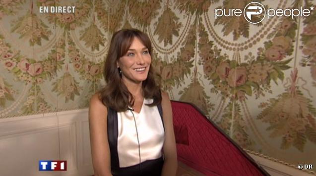 Carla Bruni reçoit Jean-Claude Narcy dans son bureau de l'Elysée, juste avant la garden party.