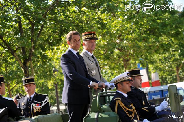 Le président Nicolas Sarkozy avec le Général Jean-Louis Georgeline (le chef de la défense française)