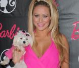 Aubrey O'Day... rose bonbon avec un Woofy assorti !