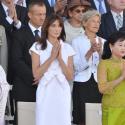 Carla Bruni tout de blanc vêtue : Un vrai "canon" pour le défilé... sur les Champs-Elysées !