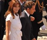 Carla Bruni lors du défilé du 14 juillet 2009 accompagnant son époux Nicolas Sarkozy 