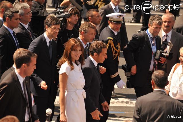 Carla Bruni lors du défilé du 14 juillet 2009 accompagnant son époux Nicolas Sarkozy 