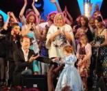 C'est de la folie au Festival Tout le Monde Chante contre le Cancer. Les artistes ont rassemblé de nombreux spectateurs. Juillet 2009