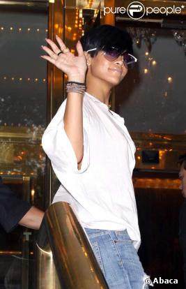 Rihanna à New York a opté pour un look sage. Bravo ! 
