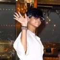 Rihanna a trouvé la bonne tenue mais... tient toujours à nous montrer ses belles jambes !