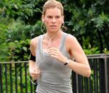 La talentueuse Hilary Swank, sur le tournage de The Resident, dans le quartier de Brooklyn, à New York, début juillet 2009 !