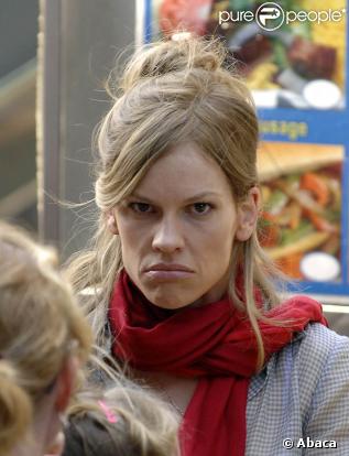 La talentueuse Hilary Swank, sur le tournage de The Resident, dans le quartier de Brooklyn, à New York, début juillet 2009 !