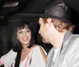 Katy Perry et un ami quittant le restaurant Nobu à Beverly Hills le 15 juillet 2009