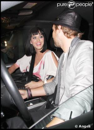 Katy Perry et un ami quittant le restaurant Nobu à Beverly Hills le 15 juillet 2009