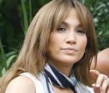 Jennifer Lopez sur le tournage de The Back-Up Plan, hier jeudi 16 juillet à New York. Elle trouve toujours le temps d'envoyer quelques SMS à sa famille ! 