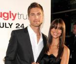 Eric Winter est venu avec la belle Roselyn Sanchez à la première du film  The Ugly Truth  ! Le 16 juillet 2009