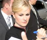 Anna Paquin à la sortie du Late Show with David Letterman, au Ed Sullivan Theatre, à New York, le 16 juillet 2009 !