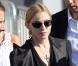 Madonna arrivant à Marseille le 19 juillet 2009 avec sa famille pour rendre visite aux proches de victimes et aux blessés de l'accident du Stade Vélodrome où devait se dérouler son concert