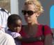 Madonna arrivant à Marseille le 19 juillet 2009 avec sa famille pour rendre visite aux proches de victimes et aux blessés de l'accident du Stade Vélodrome où devait se dérouler son concert : ici sa fille adoptive Mercy