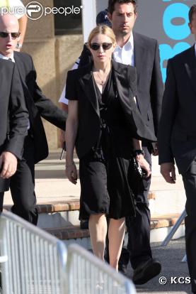 Madonna arrivant à Marseille le 19 juillet 2009 avec sa famille pour rendre visite aux proches de victimes et aux blessés de l'accident du Stade Vélodrome où devait se dérouler son concert