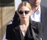 Madonna arrivant à Marseille le 19 juillet 2009 avec sa famille pour rendre visite aux proches de victimes et aux blessés de l'accident du Stade Vélodrome où devait se dérouler son concert