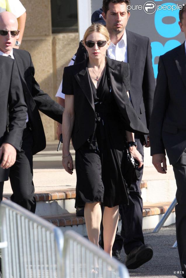 Madonna arrivant à Marseille le 19 juillet 2009 avec sa famille pour rendre visite aux proches de victimes et aux blessés de l'accident du Stade Vélodrome où devait se dérouler son concert