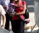 Madonna arrivant à Marseille le 19 juillet 2009 avec sa famille pour rendre visite aux proches de victimes et aux blessés de l'accident du Stade Vélodrome où devait se dérouler son concert : ici sa fille adoptive Mercy