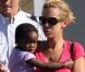 Madonna arrivant à Marseille le 19 juillet 2009 avec sa famille pour rendre visite aux proches de victimes et aux blessés de l'accident du Stade Vélodrome où devait se dérouler son concert : ici sa fille adoptive Mercy