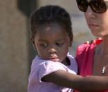 Madonna arrivant à Marseille le 19 juillet 2009 avec sa famille pour rendre visite aux proches de victimes et aux blessés de l'accident du Stade Vélodrome où devait se dérouler son concert : ici sa fille adoptive Mercy 