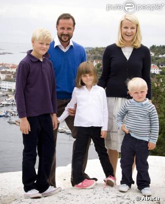 Haakon et Mette-Marit de Norvège dans leur fief estival de Flatholmen, avec leurs enfants Marius (11 ans), Ingrid (4 ans) et Sverre (3 ans).