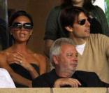 Victoria Beckham et Tom Cruise, derrière la fille de Tom Cruise Isabella Jane et devant un des fils Beckham supportent David Beckham en train de jouer face au Milan AC