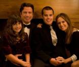 John Travolta avec son épouse Kelly Preston, sa fille Ella Bleue et son fils défunt Jett le 4 décembre 2008 